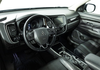 Подержанный автомобиль Mitsubishi Outlander 2017 года (11 фото)