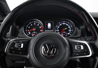 Подержанный автомобиль Volkswagen Golf GTI Hatchback 2015 года (16 фото)