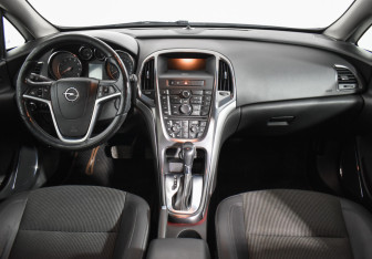 Подержанный автомобиль Opel Astra Wagon 2012 года (13 фото)