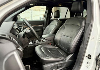 Подержанный автомобиль Ford Explorer 2019 года (10 фото)