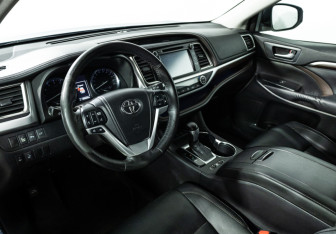 Подержанный автомобиль Toyota Highlander 2014 года (11 фото)
