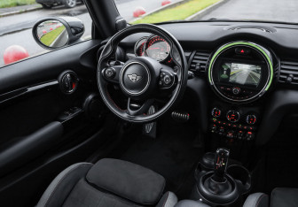 Подержанный автомобиль MINI Hatch 2020 года (10 фото)