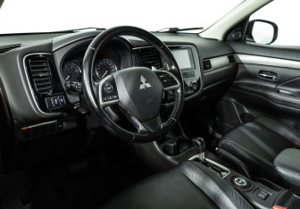 Подержанный автомобиль Mitsubishi Outlander 2014 года (11 фото)