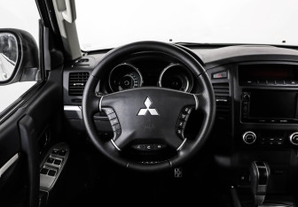 Подержанный автомобиль Mitsubishi Pajero 2014 года (11 фото)