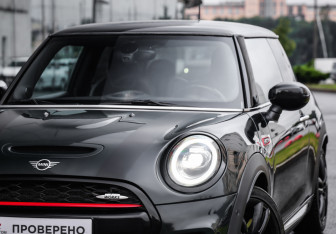 Подержанный автомобиль MINI Hatch 2020 года (2 фото)