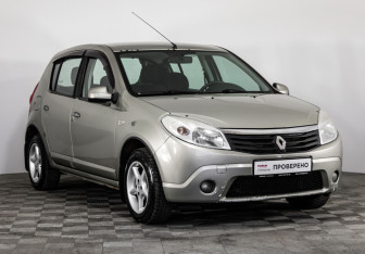 Подержанный автомобиль Renault Sandero 2011 года (3 фото)