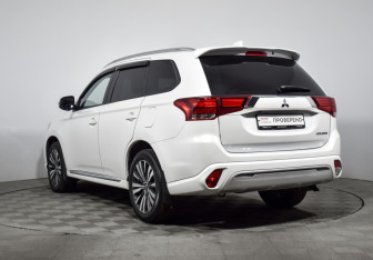 Подержанный автомобиль Mitsubishi Outlander 2022 года (7 фото)