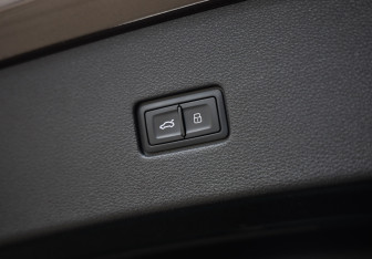 Подержанный автомобиль Audi Q8 2019 года (36 фото)