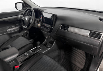 Подержанный автомобиль Mitsubishi Outlander 2016 года (13 фото)