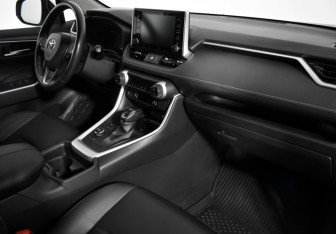 Подержанный автомобиль Toyota RAV4 2020 года (14 фото)