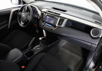 Подержанный автомобиль Toyota RAV4 2013 года (15 фото)