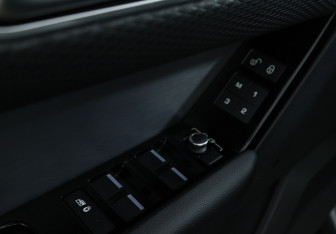 Подержанный автомобиль Land Rover Range Rover Velar 2019 года (18 фото)