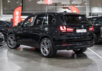 Подержанный автомобиль BMW X5 2015 года (11 фото)