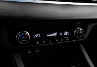 Подержанный автомобиль Mitsubishi Outlander 2022 года (17 фото)