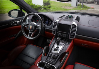 Подержанный автомобиль Porsche Cayenne 2014 года (12 фото)