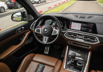 Подержанный автомобиль BMW X5 M 2021 года (13 фото)