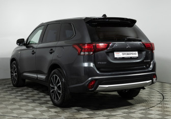 Подержанный автомобиль Mitsubishi Outlander 2015 года (7 фото)