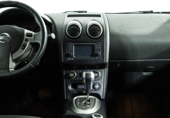 Подержанный автомобиль Nissan Qashqai 2010 года (14 фото)