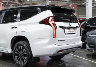 Подержанный автомобиль Mitsubishi Montero Sport 2022 года (16 фото)