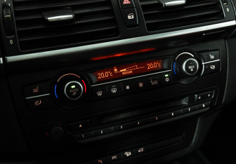 Подержанный автомобиль BMW X5 2007 года (23 фото)
