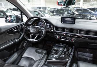 Подержанный автомобиль Audi Q7 2017 года (14 фото)