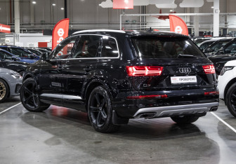 Подержанный автомобиль Audi Q7 2017 года (11 фото)