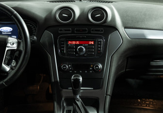 Подержанный автомобиль Ford Mondeo Sedan 2013 года (14 фото)