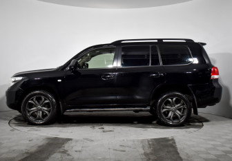 Подержанный автомобиль Toyota Land Cruiser Suv 2010 года (8 фото)