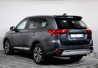 Подержанный автомобиль Mitsubishi Outlander 2019 года (7 фото)