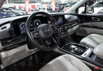 Подержанный автомобиль Kia Carnival 2020 года (16 фото)
