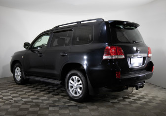 Подержанный автомобиль Toyota Land Cruiser Suv 2008 года (7 фото)