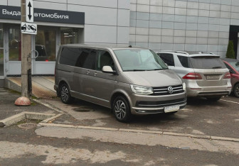 Подержанный автомобиль Volkswagen Caravelle 2019 года (3 фото)