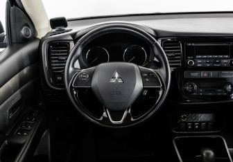 Подержанный автомобиль Mitsubishi Outlander 2017 года (12 фото)