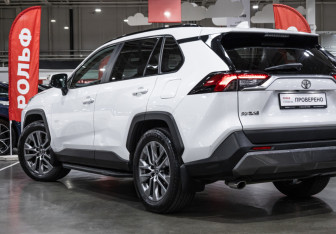 Подержанный автомобиль Toyota RAV4 2022 года (12 фото)