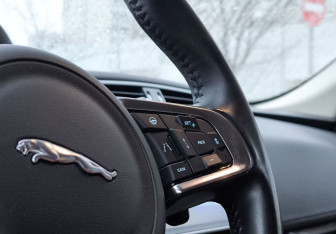 Подержанный автомобиль Jaguar F-Pace 2018 года (38 фото)