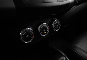 Подержанный автомобиль Peugeot 4007 2012 года (13 фото)