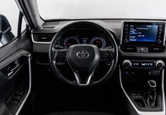 Подержанный автомобиль Toyota RAV4 2020 года (15 фото)