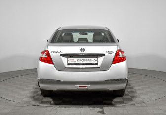 Подержанный автомобиль Nissan Teana 2010 года (6 фото)