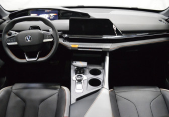 Подержанный автомобиль Changan UNI-V 2024 года (14 фото)