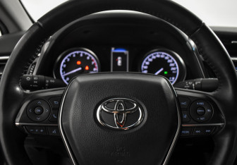Подержанный автомобиль Toyota Camry Sedan 2019 года (18 фото)