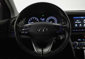 Подержанный автомобиль Hyundai Elantra Sedan 2019 года (20 фото)