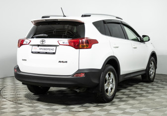 Подержанный автомобиль Toyota RAV4 2014 года (5 фото)