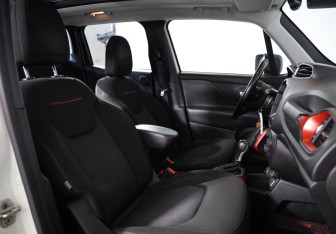 Подержанный автомобиль Jeep Grand Cherokee 2011 года (15 фото)