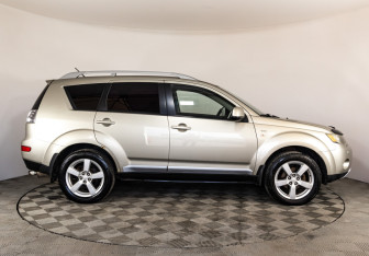 Подержанный автомобиль Mitsubishi Outlander 2008 года (4 фото)