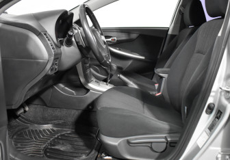 Подержанный автомобиль Toyota Corolla Sedan 2008 года (10 фото)
