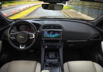 Подержанный автомобиль Jaguar F-Pace 2020 года (11 фото)