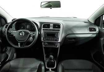 Подержанный автомобиль Volkswagen Polo Sedan 2016 года (13 фото)