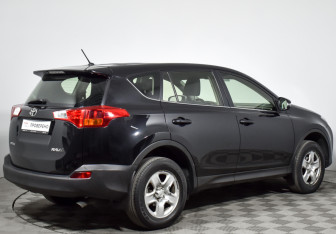 Подержанный автомобиль Toyota RAV4 2015 года (5 фото)