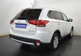 Подержанный автомобиль Mitsubishi Outlander 2015 года (5 фото)