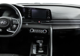 Подержанный автомобиль Hyundai Elantra Sedan 2022 года (14 фото)